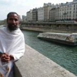 Sunyogi Umasankar au bord de la Seine à Paris